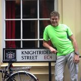 In London posiert David Hasselhoff vor dem Schild der "Knightrider Street".