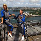 Auf der Sydney Harbour Bridge macht David Hasselhoff seiner Freundin Hayley Roberts (schon wieder) einen Heiratsantrag.