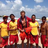 Baliwatch? David Hasselhoff lässt sich am Strand von Bali mit Rettungsschwimmern fotografieren.