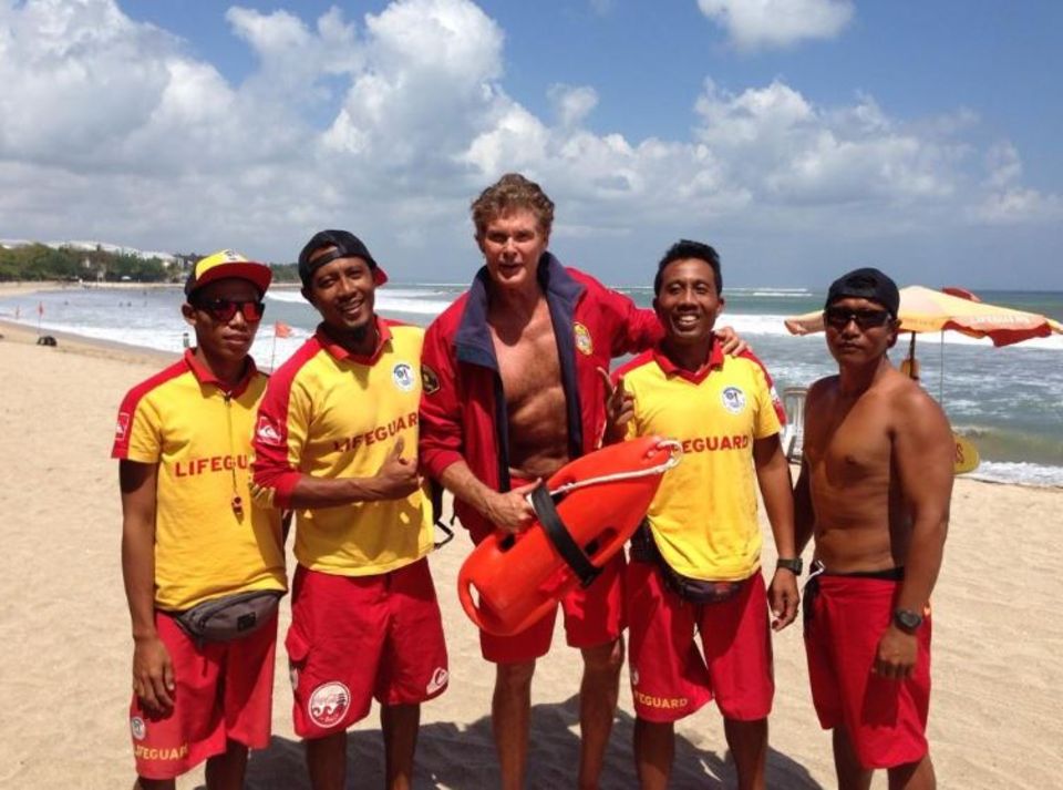 Baliwatch? David Hasselhoff lässt sich am Strand von Bali mit Rettungsschwimmern fotografieren.