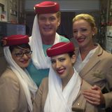 David Hasselhoff freundet sich auf seinem Flug von Sydney nach Bangkok mit den Stewardessen an.