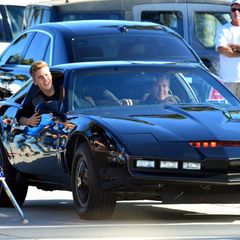 Der Traum eines jeden kleinen Jungen wird wahr: Justin Bieber wird für ein neues Musikvideo von David Hasselhoff und "K.I.T.T." durch Venice gefahren.