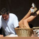 Durch das Fenster eines Restaurants in West Hollywood kann man David Hasselhoff mit seiner Freundin Hayley Roberts beim Turteln