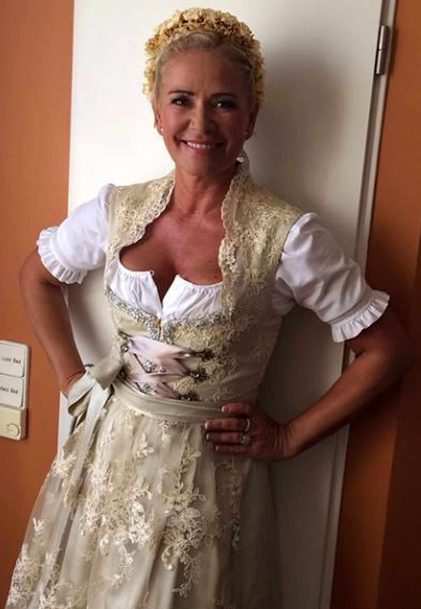 Heute, ein Jahr später, ist Claudia sichtlich erschlankt. Mit "Weight Watchers" konnte die 48-Jährige stolze 20 Kilo abnehmen, und auch durch ihren Aufenthalt im Promi-Container bei "Big Brother" purzelten weitere fünf Kilos. Als Belohnung darf Claudia das Dirndl einige Nummern kleiner tragen als letztes Jahr.
