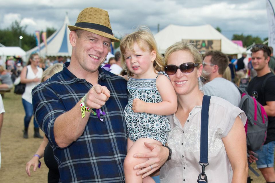 29. August 2016   Sommer-Festival-Spaß: Die zwei Jährige Mia darf ihre Eltern Mike Tindall und Zara Phillips auf das "Big Faestival" begleiten. Die Drei verbringen einen ausgelassen Tag gemeinsam.