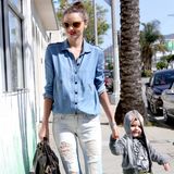 8. April 2013  Flynn und Mama Miranda sind auf dem Weg zu "Romp", einem Kinder-Gymnastik-Studio in Hollywood.