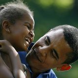 Auch ein Mann von Welt genießt private Momente: Hier herzt Obama seine Tochter Sasha.