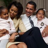 Happy Family: Barack Obama und seine Frau Michelle lassen sichmit ihren Töchtern in einem Hotelzimmer ablichten.
