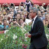 George Clooney betritt den roten Teppich in Venedig. Seine Fans warten schon.