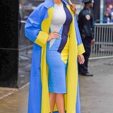 Zu ihrem Colour-Block-Outfit von Roksanda kombiniert Blake Lively Pumps von Christian Louboutin (ca. 2600€).