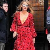 Look Nr. 2 auf der Fashion Week New York: In einem roten Blumenkleid und XL-Pilotenbrille zeigt Blake, wie glamourös man als Hollywood-Star das Hotel verlässt.
