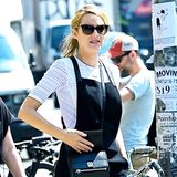 Blake Lively zeigt sich beim Spaziergang in New York mit Latzhose und Streifenshirt von ihrer schwarz-weißen Seite.