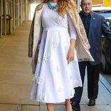 Richtig verträumt im weißen Michael-Kors-Kleid mit Blumen-Applikationen besucht Blake Lively die Moderatotin und Fernsehköchin Martha Stewart in New York.