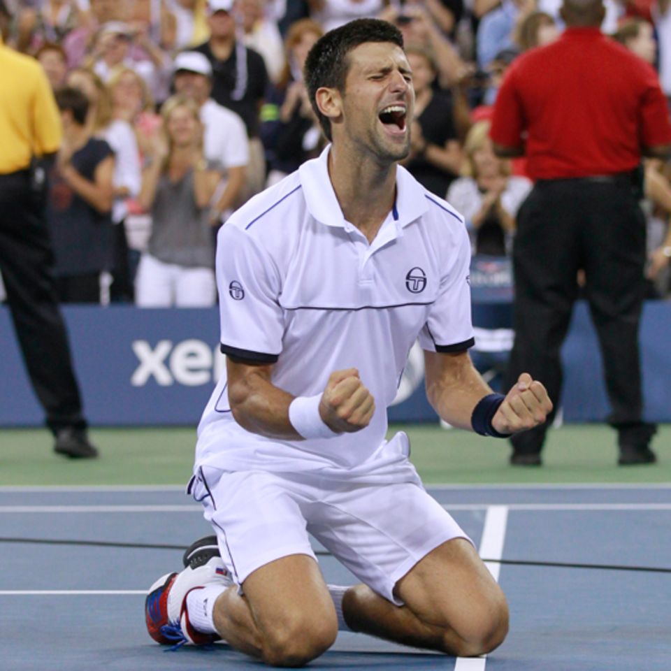 Der Serbe Novak Djokovic geht nach seinem Finalsieg in die Knie.