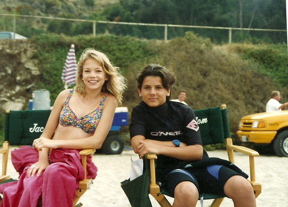1993 spielt die 13 Jahre alte Michelle Williams eine Gastrolle in "Baywatch". In einer Drehpause lächelt sie mit ihrem gleichaltrigen Co-Star Jeremy Jackson in eine Fotokamera. Laut Jeremy Jackson sollen die beiden zu Zeiten von Baywatch auch ein Paar gewesen sein.