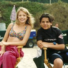 1993 spielt die 13 Jahre alte Michelle Williams eine Gastrolle in "Baywatch". In einer Drehpause lächelt sie mit ihrem gleichaltrigen Co-Star Jeremy Jackson in eine Fotokamera. Laut Jeremy Jackson sollen die beiden zu Zeiten von Baywatch auch ein Paar gewesen sein.