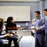 George Clooney und Noah Wyle vom "Emergency Room" besuchen 1995 die "Friends" Jennifer Aniston und Courteney Cox.