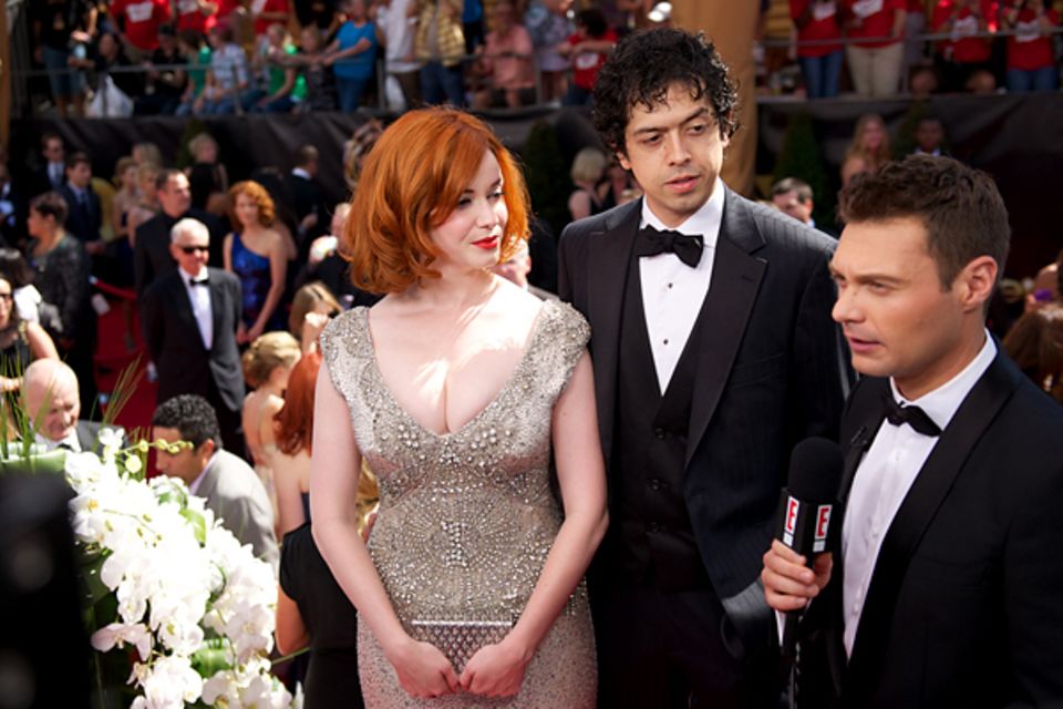 Emmy Awards: Christina Hendricks und Geoffrey Arend werden am roten Teppich von Ryan Seacrest interviewt. Emmy Awards: Christina Hendricks und Geoffrey Arend werden am roten Teppich von Ryan Seacrest interviewt.