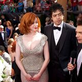 Emmy Awards: Christina Hendricks und Geoffrey Arend werden am roten Teppich von Ryan Seacrest interviewt.
