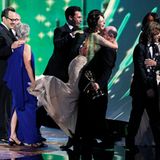 Emmy Awards: Elisabeth Moss freut sich mit ihren "Mad Men"-Kollegen über den Award für die "Beste Drama-Serie".