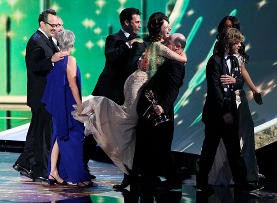 Emmy Awards: Elisabeth Moss freut sich mit ihren "Mad Men"-Kollegen über den Award für die "Beste Drama-Serie". Emmy Awards: Elisabeth Moss freut sich mit ihren "Mad Men"-Kollegen über den Award für die "Beste Drama-Serie".
