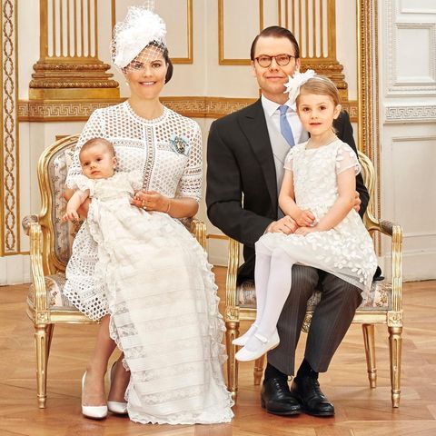 Zwei Tage nach der Taufe gibt es die offiziellen Bilder vom Königshaus, auf denen Prinz Oscar mit seinen Eltern, Prinzessin Victoria und Prinz Daniel, sowie Schwester Estelle zu sehen ist.