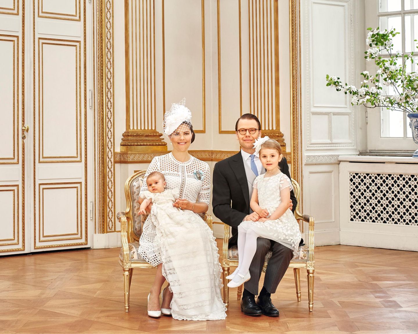 Zwei Tage nach der Taufe gibt es die offiziellen Bilder vom Königshaus, auf denen Prinz Oscar mit seinen Eltern, Prinzessin Victoria und Prinz Daniel, sowie Schwester Estelle zu sehen ist.