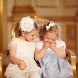 Prinzessin Estelle kann die kleine Leonore schön zum Kichern bringen.