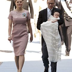 22. Mai 2012: Andächtig sehen Prinzessin Victoria und Prinz Daniel aus, als sie sich mit der kleinen Estelle auf den Weg in die