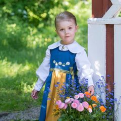 6. Juni 2015  Prinzessin Estelle stimmt die Schweden mit einem süßen Bild auf den Nationalfeiertag an und trägt dafür natürlich die blau-gelbe Nationaltracht. Den ganzen Tag lang wird gefeiert - und die ganze königliche Familie nimmt daran teil. Traditioneller Abschluss ist immer ein Konzert am Abend.