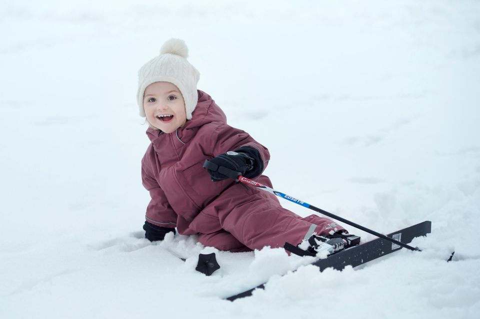 23. Februar 2015   Aber dazu gehört auch mal ein Sturz. Prinzessin Estelle fällt aber sanft in den Schnee und strahlt in die Kamera.