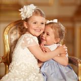 Ziemlich beste Freundinnen! Prinzessin Madeleine zeigt ganz stolz diese neuen Fotos ihrer Tochter Prinzessin Leonore und ihrer Cousine Prinzessin Estelle, und man kann wirklich sehen, dass die beiden sich mögen.