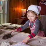 18. Dezember 2015  Im Stockholmer Freilichtmuseum "Skansen" wurde die Weihnachtszeit eingeläutet. Das lässt sich auch die schwedische Königsfamilie rund um Kronprinzessin Victoria nicht nehmen, um sich in Festtagsstimmung versetzen zu lassen. In der Bäckerstube auf dem Hof Älvrosgården bereitet die kleine Estelle Teig für Tunnbröd, ein traditionelles dünnes Brot, vor.