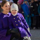 12. März 2015  Mutter und Tochter tragen einen Wintermantel in dunklem Lila.