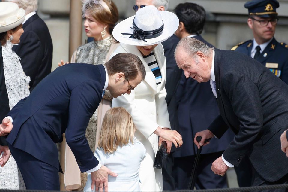 30. April 2016 Mini-Prinzessin trifft ehemaligen König 30. April 2016 Mini-Prinzessin trifft ehemaligen König