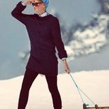 Zopf-Sweater von Michael Sontag, ca. 790 Euro. Steghose von Andrew GN, ca. 650 Euro. Mütze von Maiami. Sonnenbrille von Tom Ford