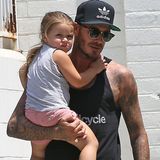 Passend zum Stil von Papa David Beckham trägt Harper sportliche Shorts und ein Top. Gemeinsam mit Bruder Cruz und Hund Coco besuchen die beiden den Tierarzt in Santa Monica.