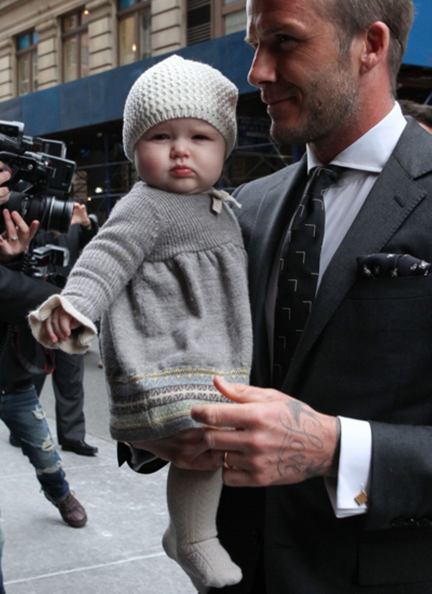 Harper Seven in weicher Wolle von Kopf bis Fuß - natürlich farblich abgestimmt auf Daddy Beckhams Anzug. Ihre obligatorische Haa