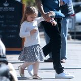 Harpers helles Outfit mit weißem Shirt, Blümchenrock und goldenen Ballerinas ist mindestens genauso süß wie ihr Vanilleeis, das sie sich zusammen mit Papa David Beckham bei einem Bummel durch Primrose Hill besorgt hat.