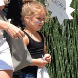Harper Beckham alias "Little Miss Cool" spaziert in niedlicher Jeans und mit Tanktop durch die Gegend. Farbenfrohe Gesichtsfarben und bequeme Lederballerinas runden den Freizeitlook der kleinen Fashionista ab.