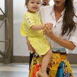 Die Farbe Gelb steht der kleinen Harper genauso gut wie Mama Victoria Beckham. Und die Schleifchen am Ärmel machen das schlichte Sommerkleid richtig mädchenhaft.