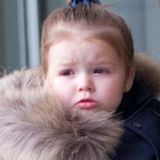 4. Februar 2013: Harper Seven kommt mit Mama Victoria Beckham pünktlich vor Beginn der Fashion Week in New York an. Die Kapuze ihres Jäckchens ist mit einem warmen Pelz ausgestattet, schließlich soll Harper nicht erkältet in der ersten Reihe sitzen müssen, wenn ihre Mutter erneut die eigene Modekollektion präsentiert.