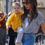 Wie eine kleine Sonne leuchtet Harper in der gelben Leinenbluse. Passend lässig dazu Mama Victorias T-Shirt-Jeans-Look.