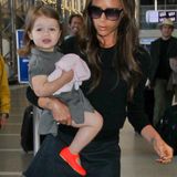 Ein schlichtes, graues Kleid, dazu aber leuchtend orange-rote Ballerinas. Victoria Beckham führt Harper schon früh an die richtige Farbbalance heran.