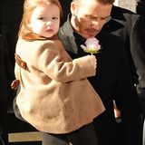 Modische Minis: 10. Februar 2013: Strumphose und die Reiterjacke aus hellbraunem Tweed und Samt sind farblich gut abgestimmt, und wenn Papa Beckham sie trägt, sind Schuhe unnötig.