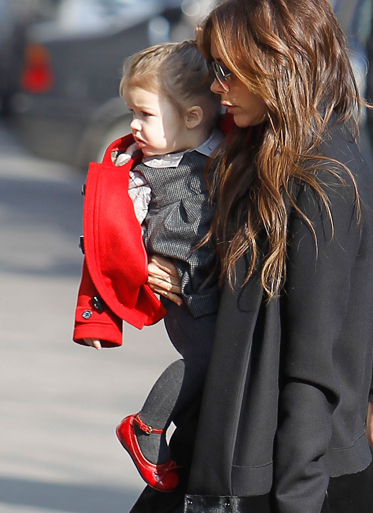20. Februar 2013: Grau und Rot sind auch für Kinderoutfits wie das von Harper ein toller Farbkontrast.