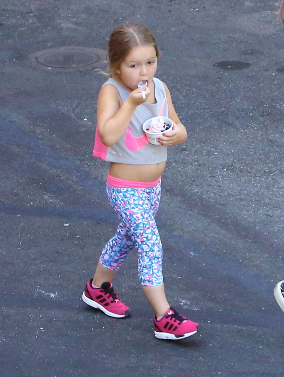 Mit vier Jahren macht klein Harper einen auf Sporty Spice. Im kurzen Top von Nike schaut ihr Bäuchlein ganz süß hervor. Ihr Eis lässt sie sich auch in Sport-Klamotte schmecken.
