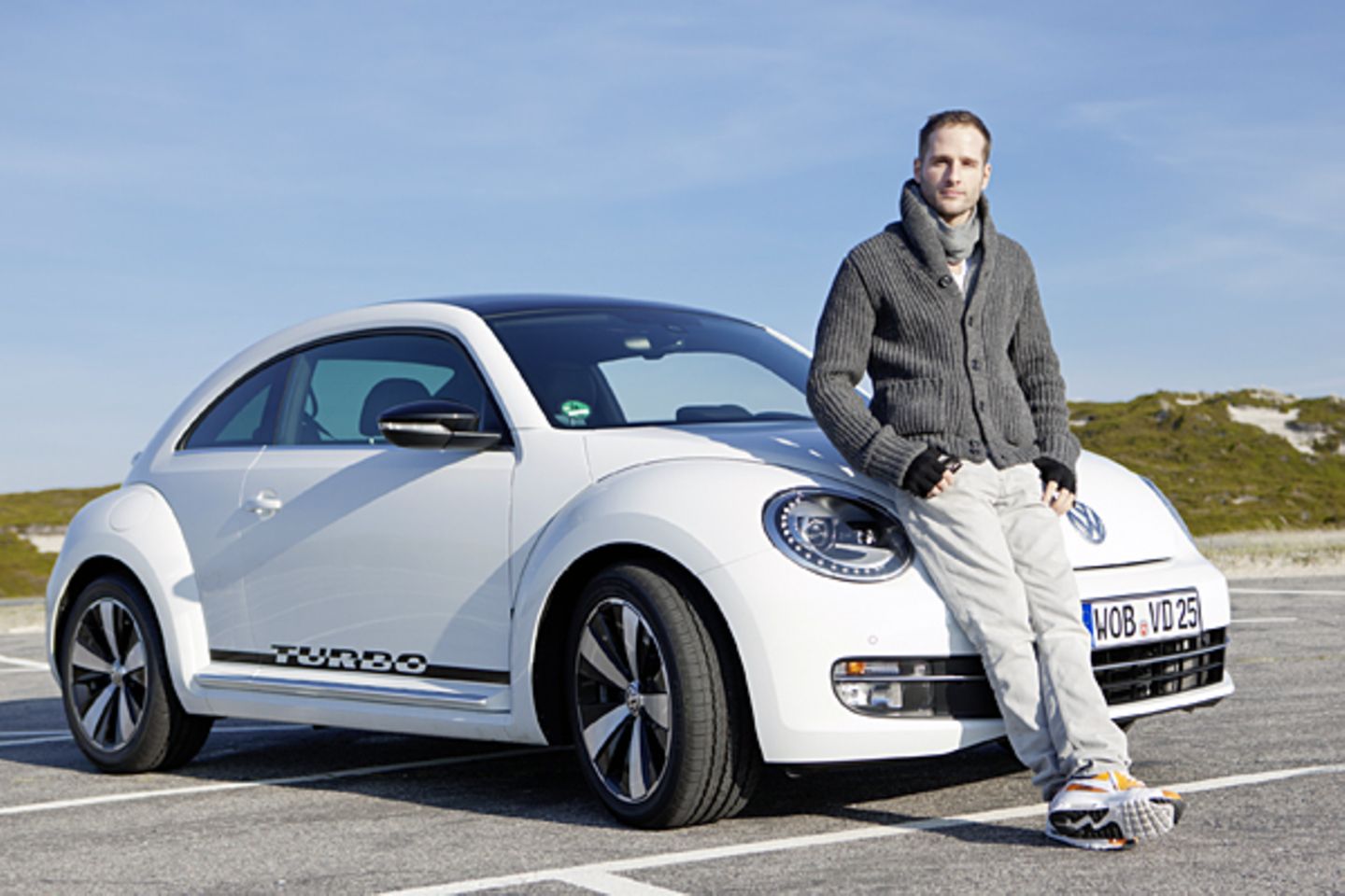 Lee Rychter cruist im VW Beetle über die Insel.