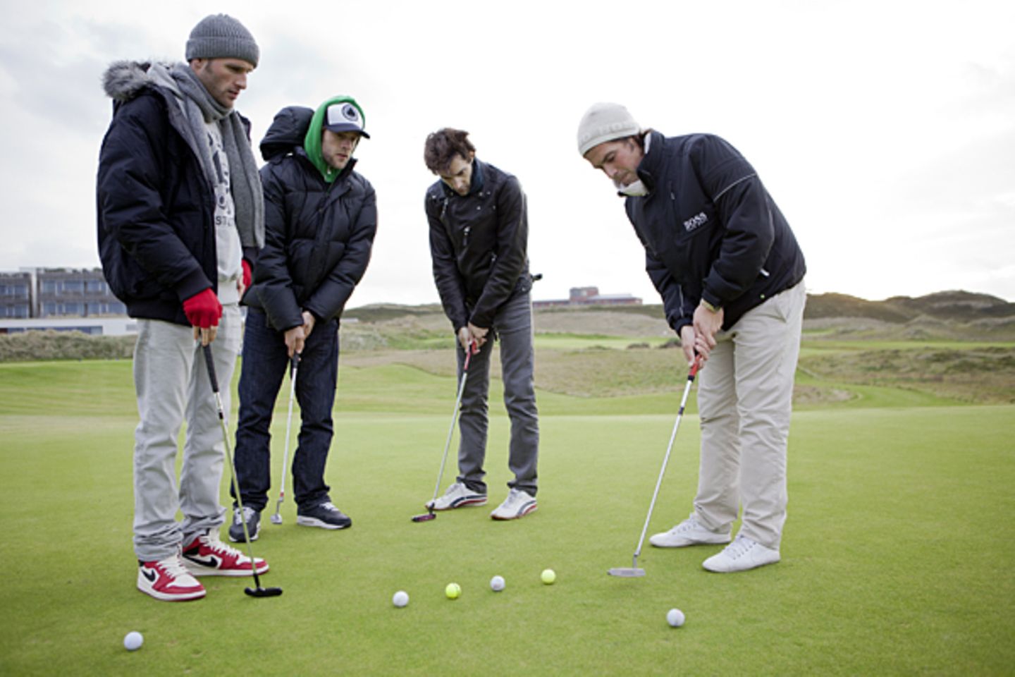 Beim Golf-Schnupperkurs lassen sich Lee Rychter, Mathis Landwehr und Martin Wössner von Pro Sascha Georgi zeigen, wie man den Sc