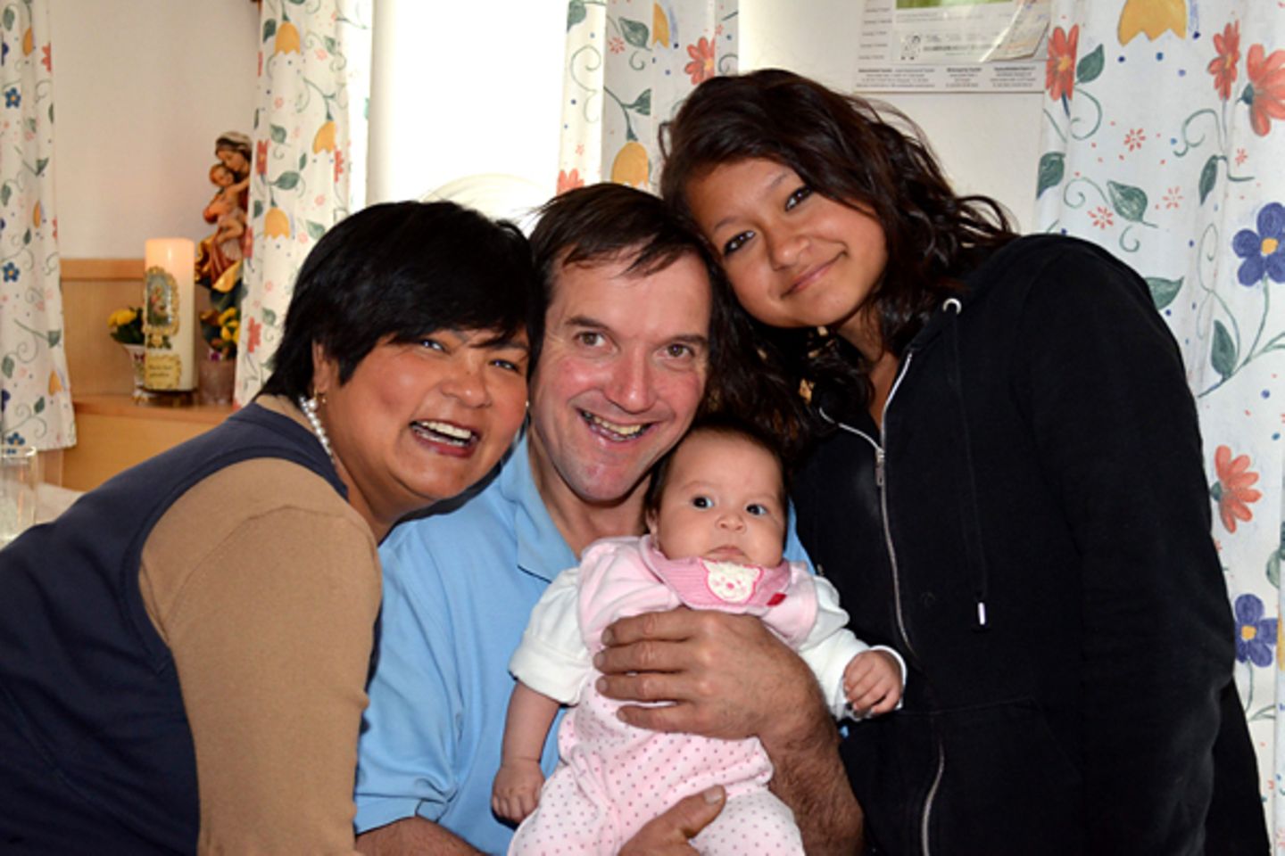 Narumol und Josef sind überglücklich über Familienzuwachs Jorafina und auch Narumols Tochter Jenny ist ganz stolz auf ihre klein